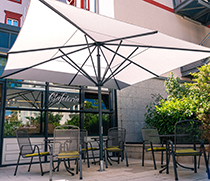 Außenbereich der Cafeteria in der UFK
